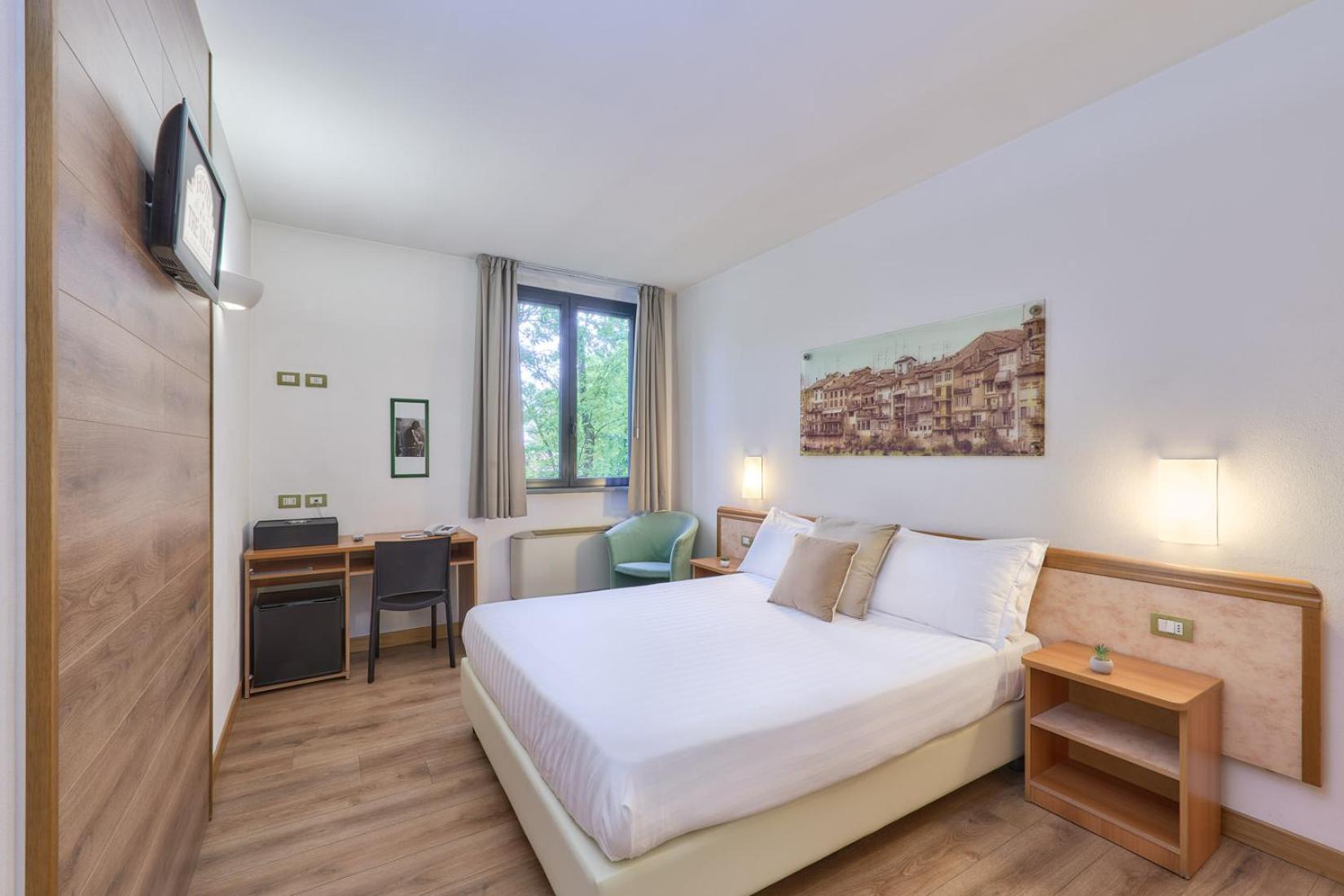 Budget Single Room with French Bed